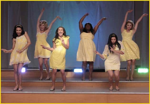 The Girls Mashup The Glee girls performed a hyper rendition of Halo/Walking on Sunshine