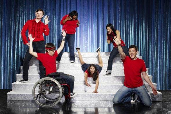 http://www.tvovermind.com/wp-content/uploads/2009/12/glee-cast.jpeg