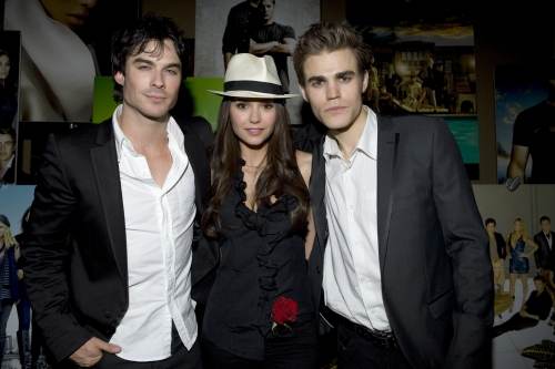 vampire diaries damon and elena kiss. kiss between Damon and