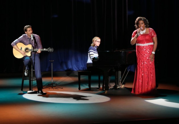 new glee photos preview a tearful rachel mercedes emma and