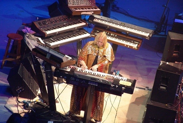 http://www.tvovermind.com/wp-content/uploads/2017/11/rick-wakeman-on-stage-with-keyboards.jpg