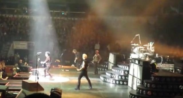 Green Day Covers Chuck Berry S Johnny B Goode Live In Concert