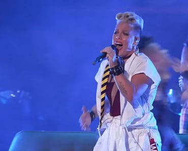 2017 VMAs - Pink Singing